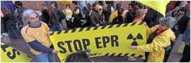 les manifestants anti EPR devant l'agence EDF